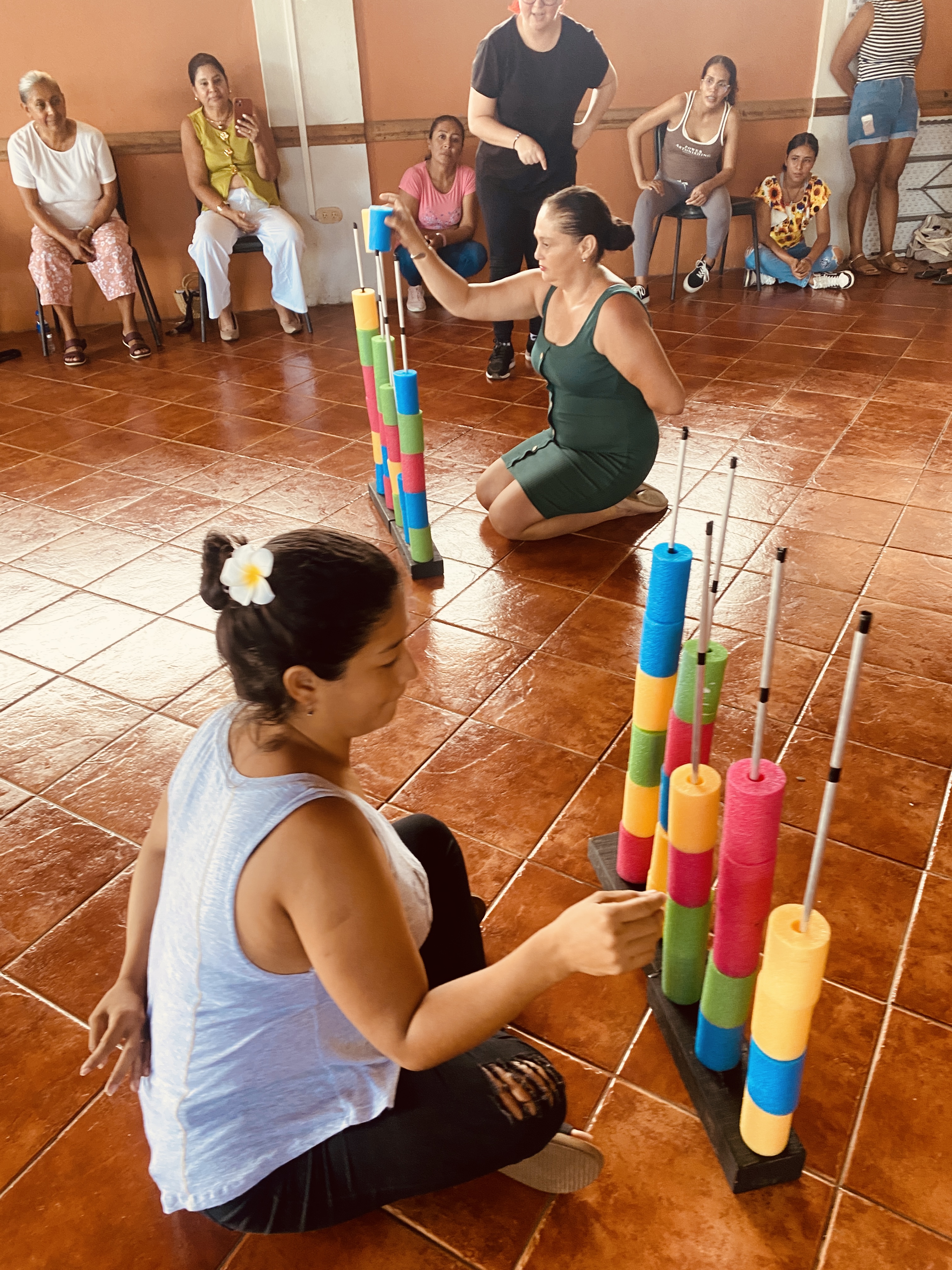 Grupo de profesionales en dinámica colaborativa durante jornada de team building vivencial