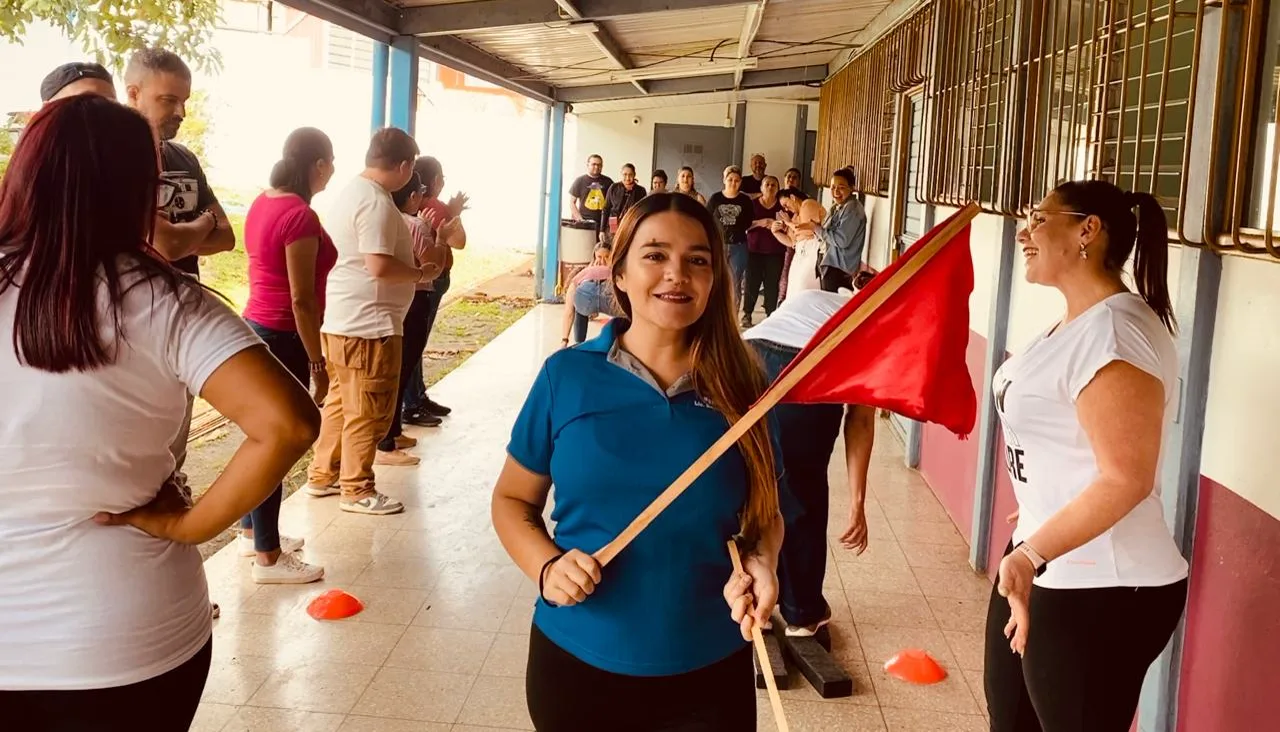 Karen Jiménez facilitando dinámica vivencial de trabajo en equipo con el personal docente del Liceo Hernán Zamora