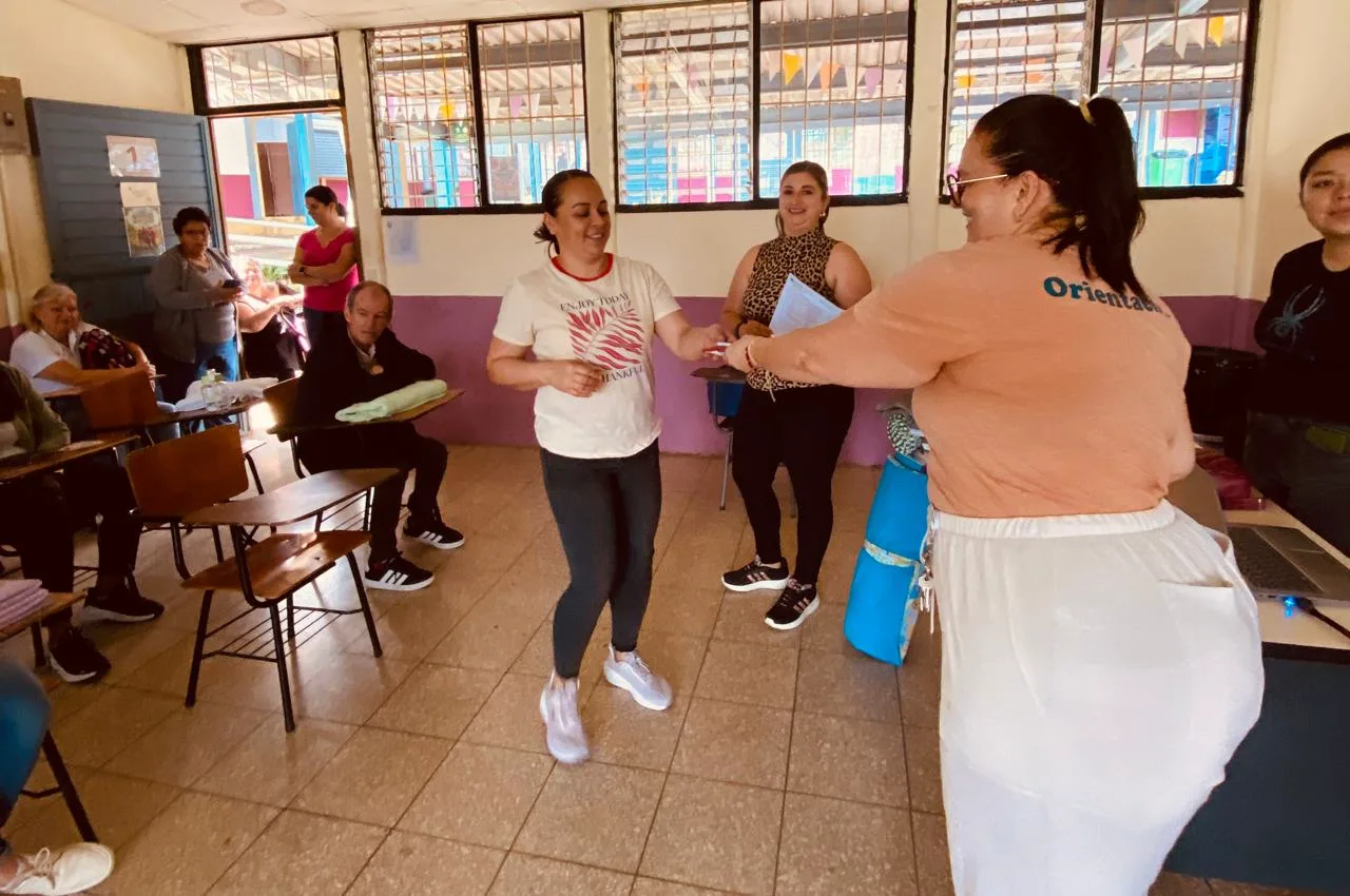 Ejercicio de expresión y movimiento grupal durante el taller en el Liceo Hernán Zamora