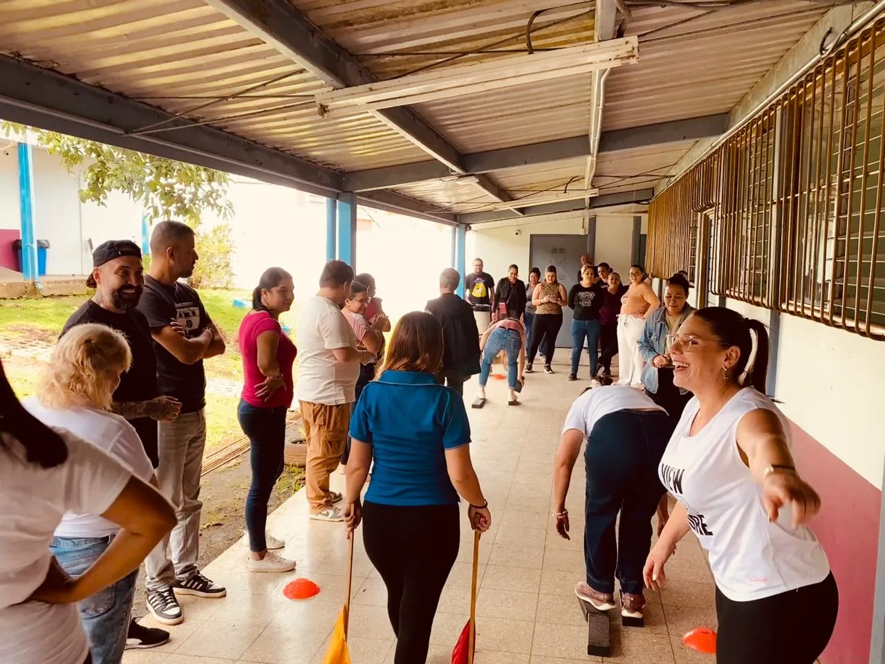 Dinámica grupal de integración con docentes en el corredor del Liceo Hernán Zamora