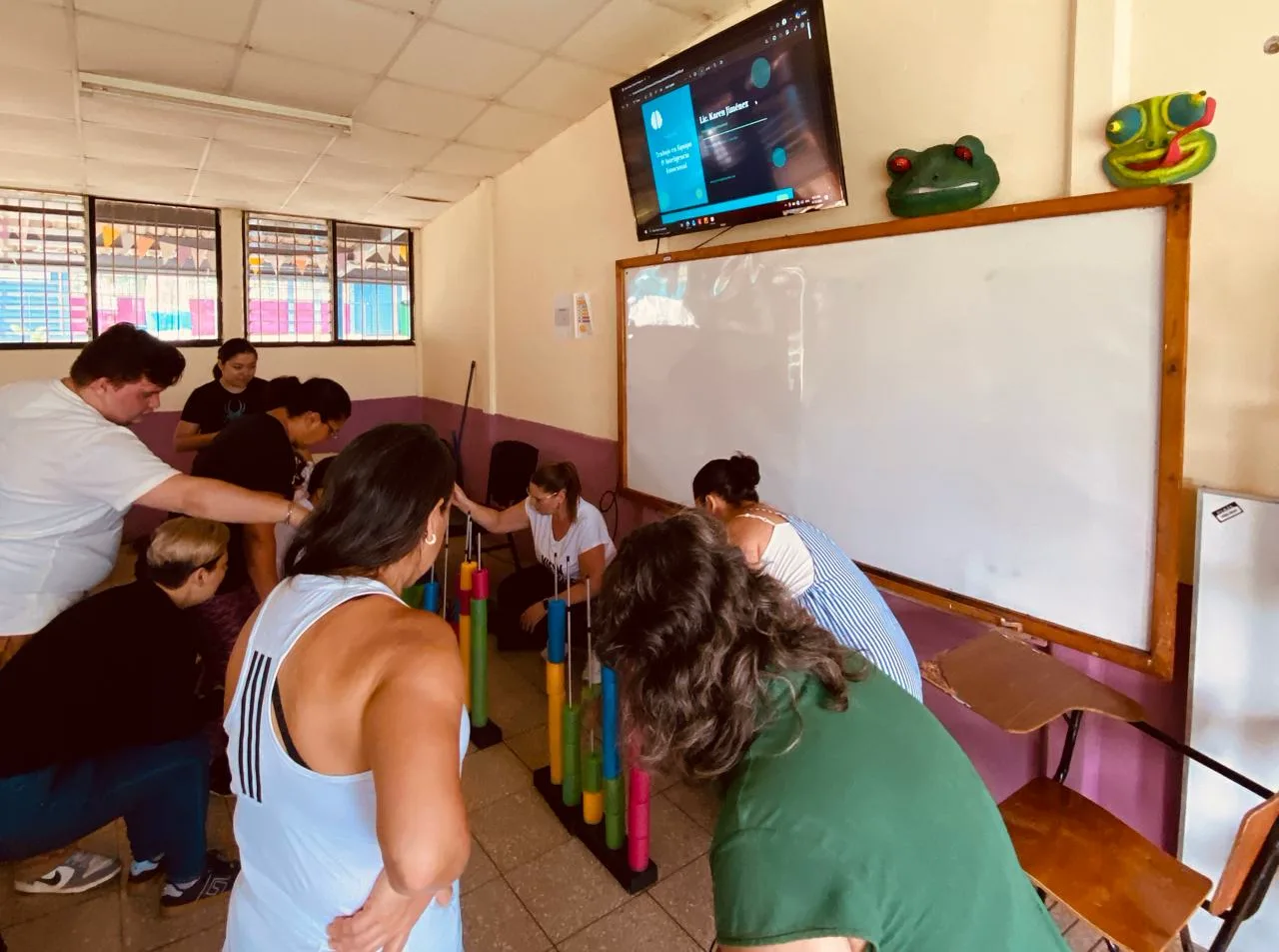 Actividad colaborativa de construcción en equipo con materiales didácticos
