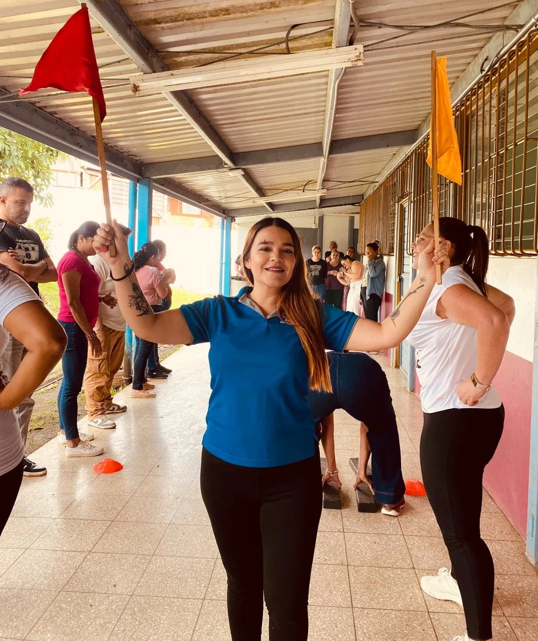 Ejercicio de coordinación y trabajo en equipo con banderas durante el taller docente