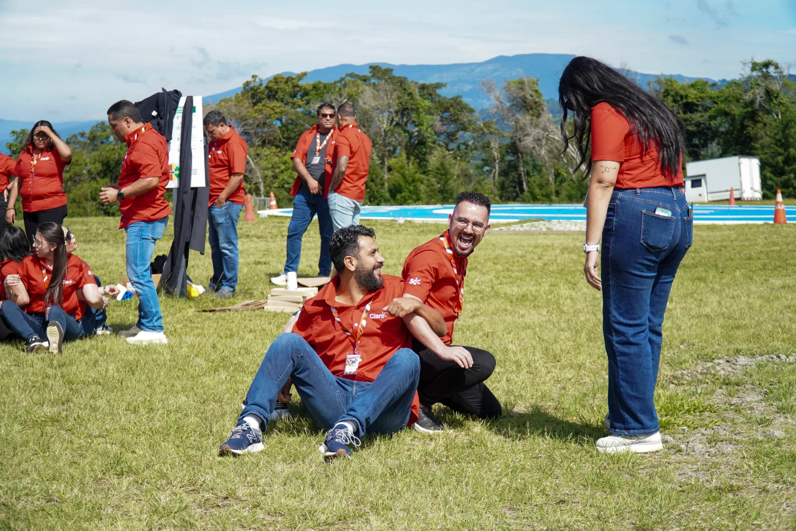 Equipo de trabajo en reunión — el clima laboral afecta la dinámica de colaboración y resultados